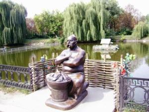 This one is in Mirgorod, Ukraine – Patsyuk with a bowl ov vareniki, a part of the dedication to Gogol’s “The Eve Before Christmas”